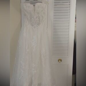 Elegant White Lace Strapless Gown